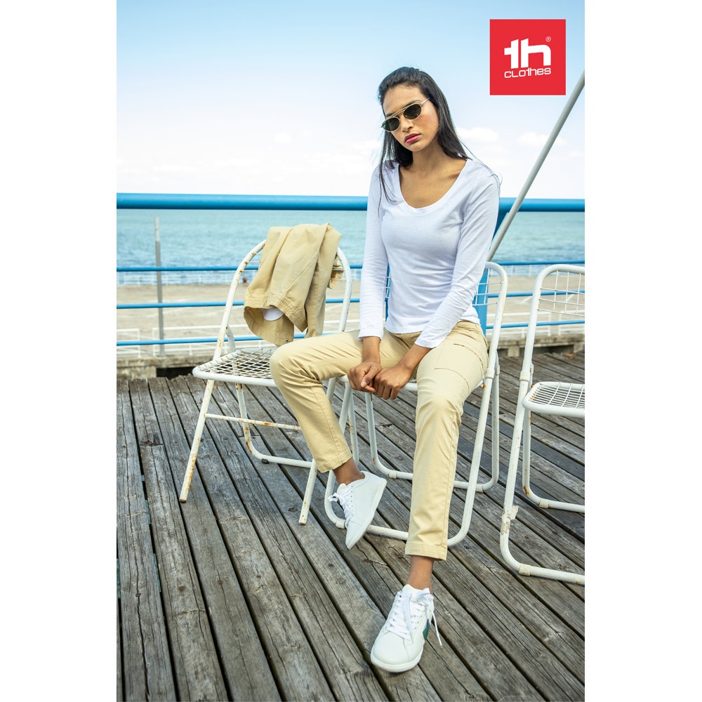 THC BUCHAREST WOMEN WH. T-shirt de manga comprida para senhora T-shirt cintada de manga comprida para senhora em malha jersey 100% algodão (150 g/m²) com fio de algodão cardado. De corte moderno com gola com fita de reforço em jersey. Peça cortada e cosida com costura dupla nas mangas e parte inferior