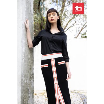 Camisa popelina de manga comprida com uma prega para senhora em 35% algodão e 65% poliéster (115 g/m). Contém botão invisível para firmeza do colarinho