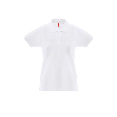 Polo de manga curta para mulher em malha piqué 100% algodão cardado (240 g/m²). De corte regular com gola e mangas em Rib e fita de reforço na gola em malha piqué. Carcela reforçada com 2 botões à cor (botão suplente inserido na costura interior). Peça cortada e cosida com pequenas aberturas laterais na parte inferior do polo. Etiqueta visível removível