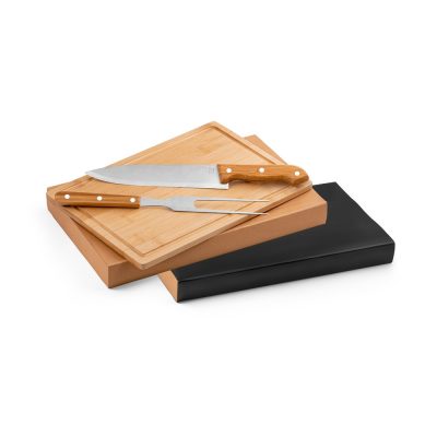 Conjunto de utensílios em caixa craft. Composto por tábua em bambu e 2 utensílios em aço inoxidável e bambu: faca chefe e garfo