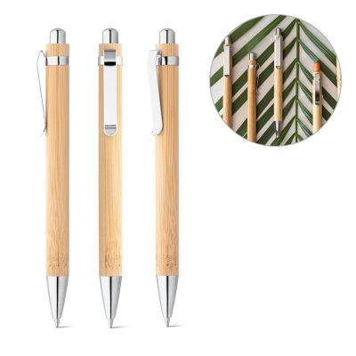 Esferográfica em bambu com clipe em metal. Escrita a azul