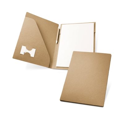 Pasta A4 em cartão (450 g/m²) com um bloco de 20 folhas lisas de papel reciclado e suporte para cartão de visita. Esferográfica incluída